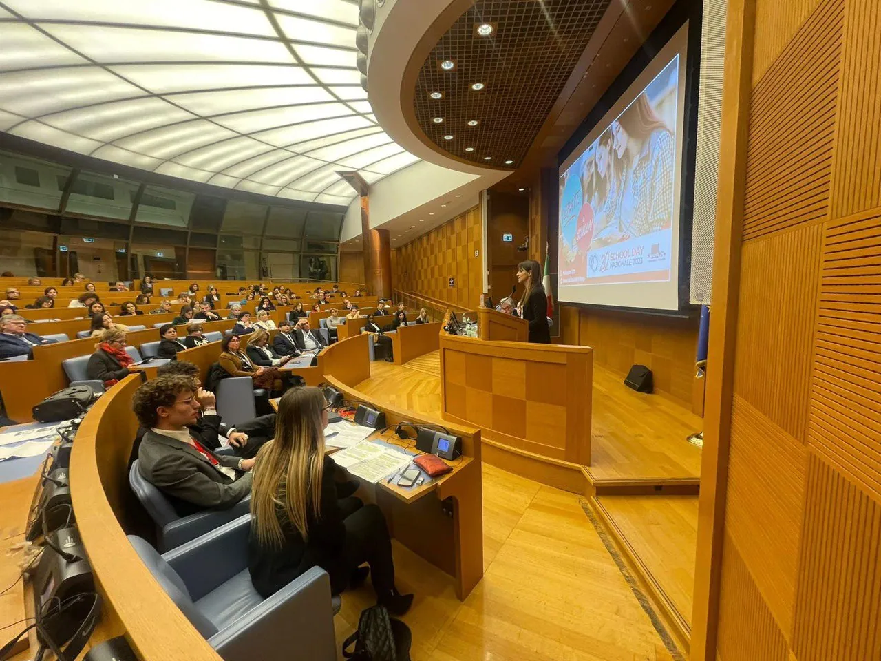 Enrica Sabatini interviene dal podio dell'Aula dei Gruppi della Camera dei Deputati al 20° School Day Nazionale 2023