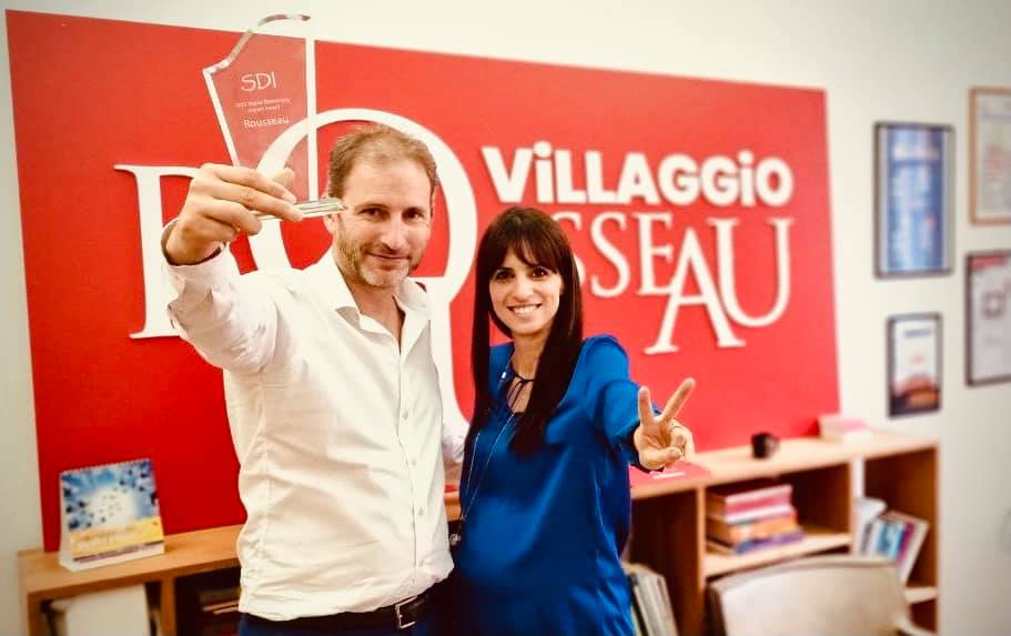 Enrica Sabatini con Davide Casaleggio al Villaggio Rousseau con il Digital Democracy Impact Award