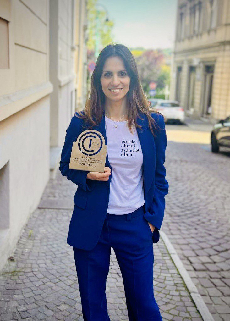 Enrica Sabatini con il Premio Adriano Olivetti assegnato a Camelot Società Benefit