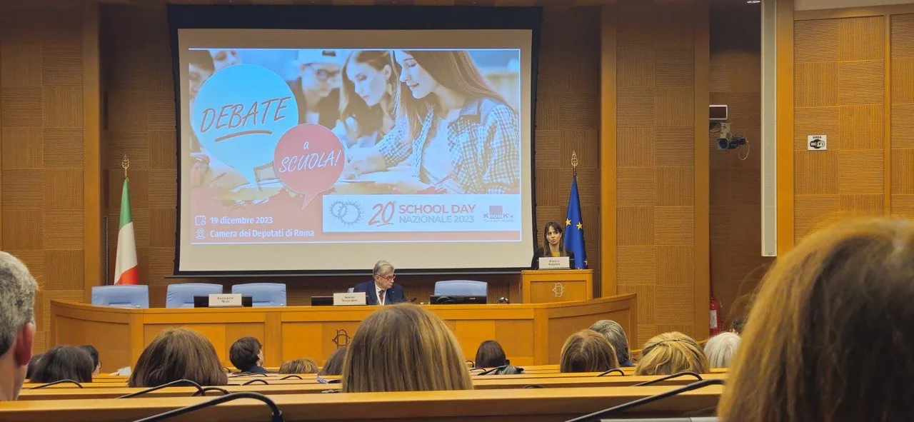 Enrica Sabatini al podio della Camera dei Deputati presenta il Debate a scuola al 20° School Day Nazionale, 19 dicembre 2023