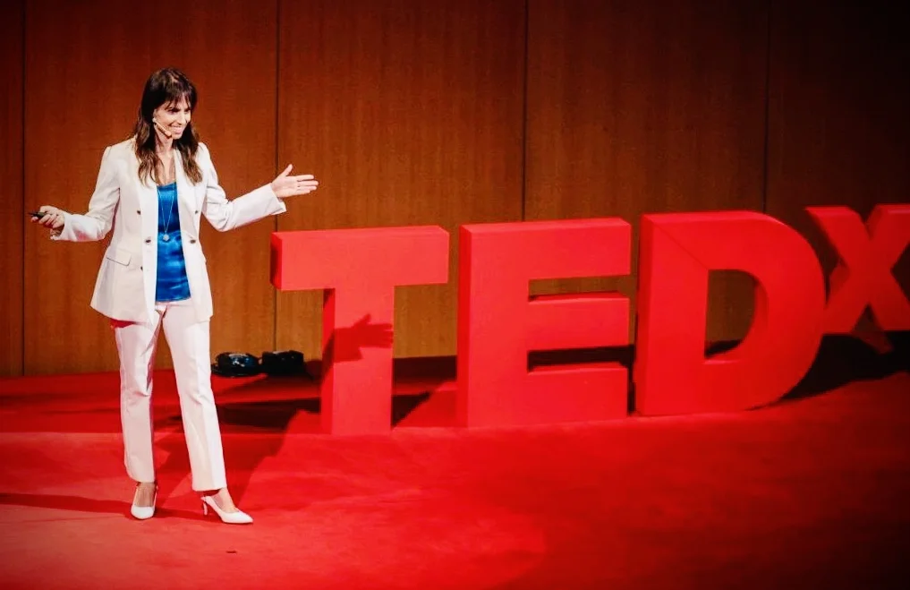 Enrica Sabatini sul palco del TEDx Genova durante il suo speech sulla democrazia digitale