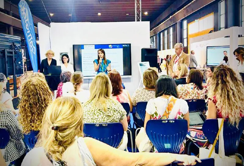 Enrica Sabatini presenta Camelot for Debate a Didacta Sicilia 2023 davanti a una platea di docenti
