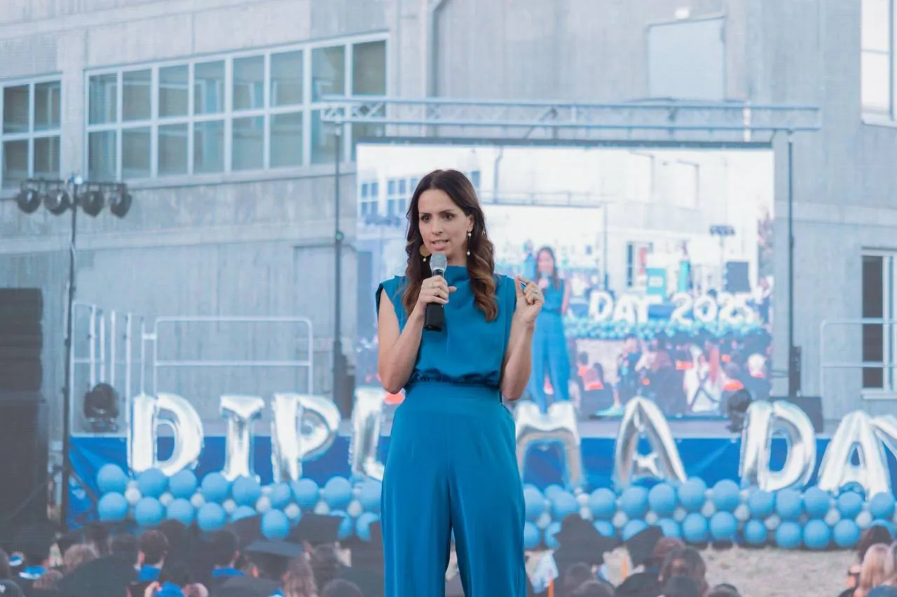 Enrica Sabatini durante lo speech motivazionale al Diploma Day 2025 dell'ITE Tosi di Busto Arsizio