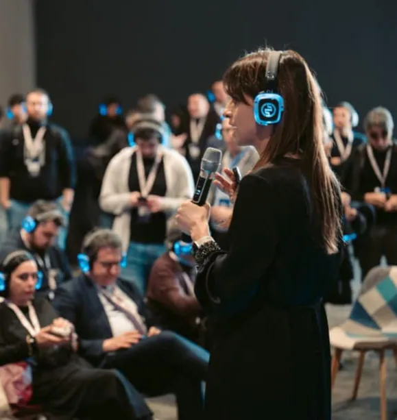 Enrica Sabatini presenta Camelot all'AI Festival di Milano 2024, silent conference con cuffie wireless